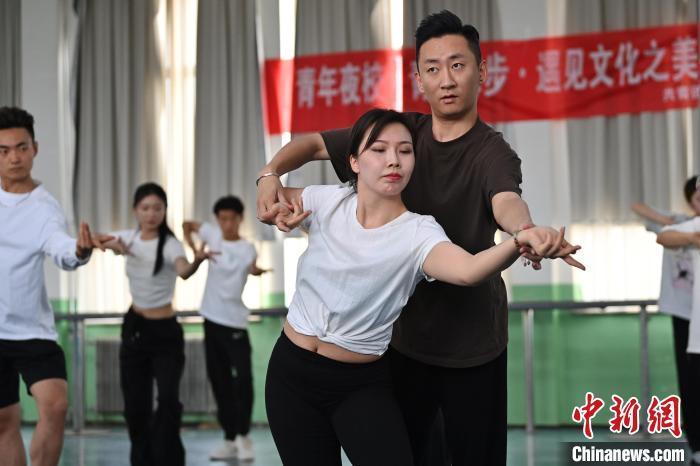 6月6日，在甘肅敦煌青年夜校課程中，學(xué)員學(xué)習(xí)敦煌舞課程。李亞龍 攝　　