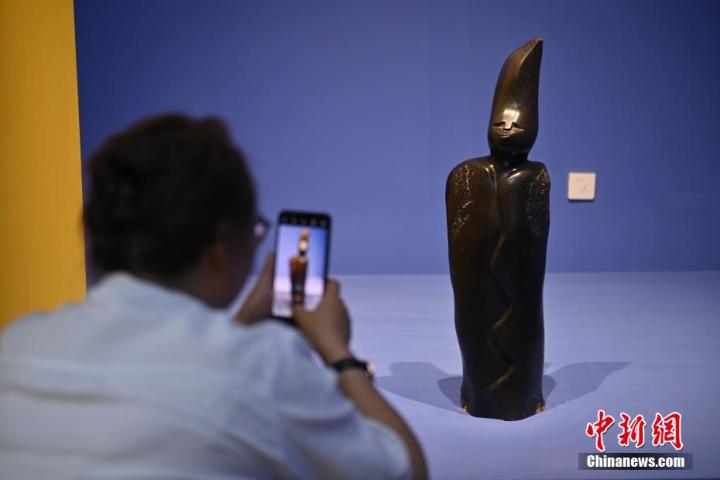 圖為游客拍攝蛇紋石作品《貴婦人》。中新社記者 李亞龍 攝