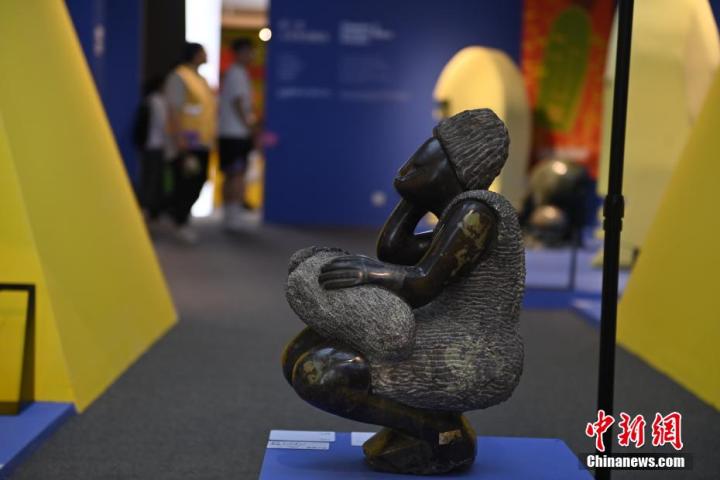 圖為游客參觀藝術(shù)展。中新社記者 李亞龍 攝</p>
<p>