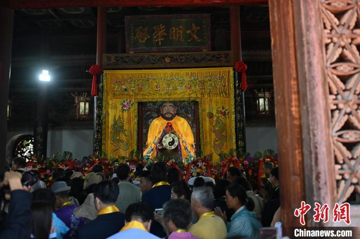 6月21日，2024(甲辰)年公祭中華人文始祖伏羲大典在甘肅天水舉行，來自海峽兩岸及港澳地區(qū)約500人現(xiàn)場共祭中華人文始祖伏羲。中新社記者 李亞龍 攝