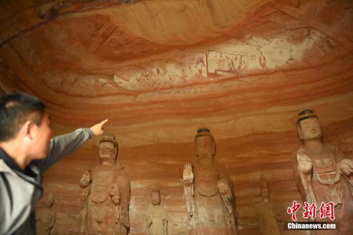 7月15日，甘肅省平?jīng)鍪袥艽h百里石窟長廊中的南石窟寺1號窟內(nèi)，工作人員介紹窟內(nèi)僅存的浮雕——佛傳故事。百里石窟長廊位于涇川縣境內(nèi)，由512個石窟、5眼窟中石井組成，現(xiàn)存王母宮石窟、鳳凰山石窟、南石窟寺、丈八寺石窟、羅漢洞石窟、太山寺石窟等規(guī)模較大的石窟群，還有數(shù)量眾多的小石窟群。南石窟寺開鑿于北魏永平三年，其中1號窟屬于大型七佛窟，七佛高達6米。中新社記者 李亞龍 攝</p>
<p>