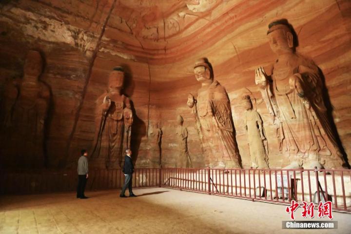 7月15日，游人參觀甘肅省平?jīng)鍪袥艽h百里石窟長廊中的南石窟寺1號窟。百里石窟長廊位于涇川縣境內(nèi)，由512個石窟、5眼窟中石井組成，現(xiàn)存王母宮石窟、鳳凰山石窟、南石窟寺、丈八寺石窟、羅漢洞石窟、太山寺石窟等規(guī)模較大的石窟群，還有數(shù)量眾多的小石窟群。南石窟寺開鑿于北魏永平三年，其中1號窟屬于大型七佛窟，七佛高達6米。中新社記者 李亞龍 攝
