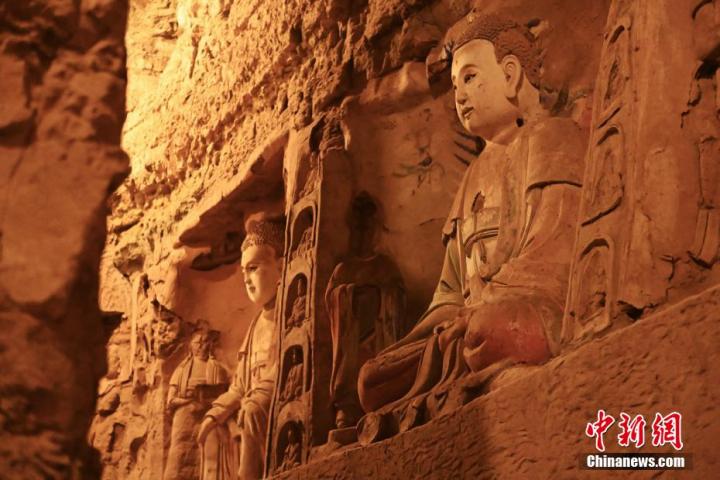 7月15日，甘肅省平?jīng)鍪袥艽h百里石窟長廊中的王母宮石窟造像。百里石窟長廊位于涇川縣境內(nèi)，由512個石窟、5眼窟中石井組成，現(xiàn)存王母宮石窟、鳳凰山石窟、南石窟寺、丈八寺石窟、羅漢洞石窟、太山寺石窟等規(guī)模較大的石窟群，還有數(shù)量眾多的小石窟群。王母宮石窟又名千佛洞，該窟設(shè)計宏大，造像生動，窟內(nèi)擁有造像數(shù)百尊，是較為珍貴的佛教文化歷史遺存。中新社記者 李亞龍 攝</p>
<p>