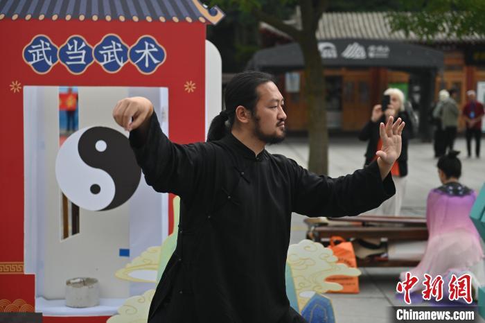 7月14日，甘肅省平?jīng)鍪嗅轻忌骄皡^(qū)內(nèi)，武當(dāng)玄武派傳承人展示武當(dāng)武術(shù)。7月13日至14日，“2024年北京體育大學(xué)第十五屆國(guó)際武術(shù)比賽交流大會(huì)暨首屆崆峒山國(guó)際武術(shù)大會(huì)”舉行，大會(huì)也在崆峒山景區(qū)進(jìn)行問(wèn)道崆峒、武術(shù)高級(jí)研修班、崆峒拜師等系列活動(dòng)。中新社記者 李亞龍 攝</p>
<p>