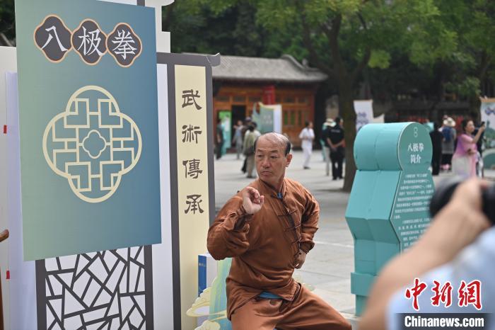7月14日，甘肅省平?jīng)鍪嗅轻忌骄皡^(qū)內(nèi)，八極拳傳承人展示八極拳。7月13日至14日，“2024年北京體育大學(xué)第十五屆國(guó)際武術(shù)比賽交流大會(huì)暨首屆崆峒山國(guó)際武術(shù)大會(huì)”舉行，大會(huì)也在崆峒山景區(qū)進(jìn)行問(wèn)道崆峒、武術(shù)高級(jí)研修班、崆峒拜師等系列活動(dòng)。中新社記者 李亞龍 攝</p>
<p>