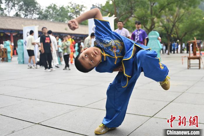 7月14日，甘肅省平?jīng)鍪嗅轻忌骄皡^(qū)內(nèi)，小朋友展示查拳。7月13日至14日，“2024年北京體育大學(xué)第十五屆國(guó)際武術(shù)比賽交流大會(huì)暨首屆崆峒山國(guó)際武術(shù)大會(huì)”舉行，大會(huì)也在崆峒山景區(qū)進(jìn)行問(wèn)道崆峒、武術(shù)高級(jí)研修班、崆峒拜師等系列活動(dòng)。中新社記者 李亞龍 攝</p>
<p>