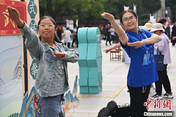 7月14日，甘肅省平?jīng)鍪嗅轻忌骄皡^(qū)內(nèi)，霍氏練手拳傳承人、霍元甲玄孫女霍靜虹(右)教授武術(shù)愛(ài)好者霍氏練手拳。7月13日至14日，“2024年北京體育大學(xué)第十五屆國(guó)際武術(shù)比賽交流大會(huì)暨首屆崆峒山國(guó)際武術(shù)大會(huì)”舉行，大會(huì)也在崆峒山景區(qū)進(jìn)行問(wèn)道崆峒、武術(shù)高級(jí)研修班、崆峒拜師等系列活動(dòng)。中新社記者 李亞龍 攝</p>
<p>