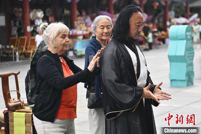 7月14日，甘肅省平?jīng)鍪嗅轻忌骄皡^(qū)內(nèi)，外籍武術(shù)愛(ài)好者感受青城武術(shù)。7月13日至14日，“2024年北京體育大學(xué)第十五屆國(guó)際武術(shù)比賽交流大會(huì)暨首屆崆峒山國(guó)際武術(shù)大會(huì)”舉行，大會(huì)也在崆峒山景區(qū)進(jìn)行問(wèn)道崆峒、武術(shù)高級(jí)研修班、崆峒拜師等系列活動(dòng)。中新社記者 李亞龍 攝</p>
<p>