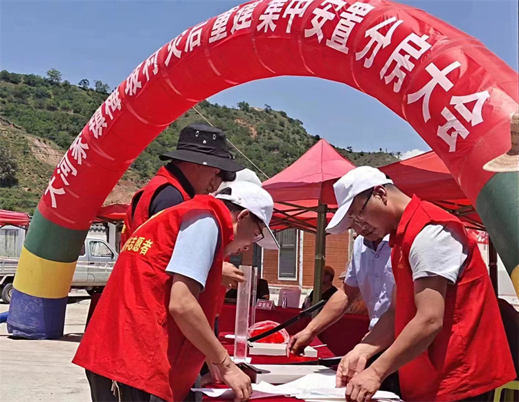 在大河家鎮(zhèn)梅坡村災后重建集中安置分房大會的現(xiàn)場，積石山縣紀委監(jiān)委干部全程監(jiān)督房號裁裝、組織抽號等工作。.jpg