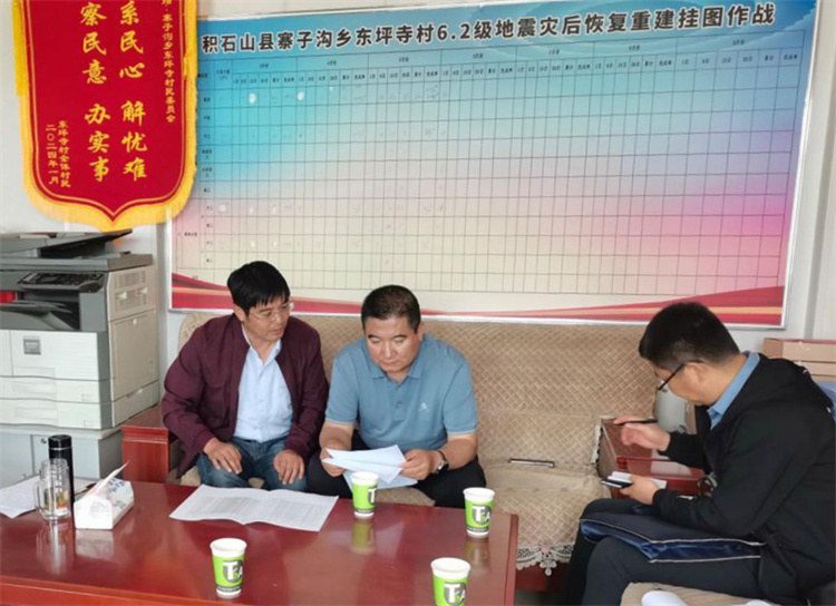 州縣紀委監(jiān)委機關聯(lián)合督查組對下沉干部 、駐村干部 、包村組長、村干部 “四級”干部履職到崗情況，以及工作日志和民情臺賬、訴求臺賬進行日常監(jiān)督檢查，壓實工作責任。.jpg
