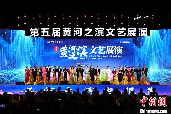 7月19日晚，第五屆黃河之濱文藝展演在蘭州體育文化廣場開幕。張曦予 攝