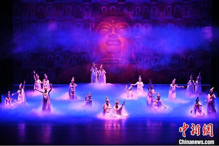 7月18日晚，中國(guó)經(jīng)典舞劇《絲路花雨》在甘肅蘭州黃河劇院進(jìn)行演出。中國(guó)經(jīng)典舞劇《絲路花雨》迎來(lái)45周年，7月17日-8月4日在蘭州開(kāi)啟為期多天的駐場(chǎng)演出。該舞劇取材于敦煌莫高窟壁畫，集中國(guó)霓裳羽衣舞、敦煌舞、印度舞、黑巾舞、波斯馬鈴舞等于一身，自1979年演出至今，該劇先后在40多個(gè)國(guó)家和地區(qū)演出近4000場(chǎng)，觀眾550多萬(wàn)人次。中新社記者 李亞龍 攝</p>
<p>