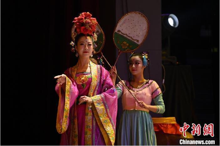 7月18日晚，中國(guó)經(jīng)典舞劇《絲路花雨》在甘肅蘭州黃河劇院進(jìn)行演出。中國(guó)經(jīng)典舞劇《絲路花雨》迎來(lái)45周年，7月17日-8月4日在蘭州開(kāi)啟為期多天的駐場(chǎng)演出。該舞劇取材于敦煌莫高窟壁畫，集中國(guó)霓裳羽衣舞、敦煌舞、印度舞、黑巾舞、波斯馬鈴舞等于一身，自1979年演出至今，該劇先后在40多個(gè)國(guó)家和地區(qū)演出近4000場(chǎng)，觀眾550多萬(wàn)人次。中新社記者 李亞龍 攝</p>
<p>