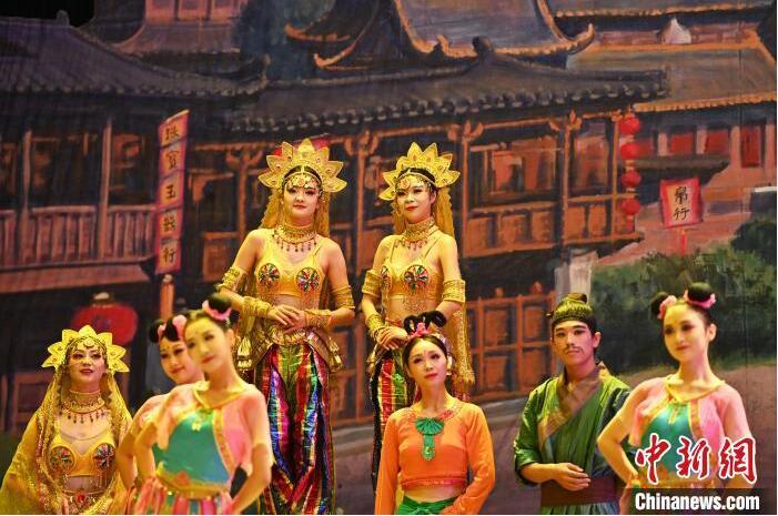 7月18日晚，中國(guó)經(jīng)典舞劇《絲路花雨》在甘肅蘭州黃河劇院進(jìn)行演出。中國(guó)經(jīng)典舞劇《絲路花雨》迎來(lái)45周年，7月17日-8月4日在蘭州開(kāi)啟為期多天的駐場(chǎng)演出。該舞劇取材于敦煌莫高窟壁畫，集中國(guó)霓裳羽衣舞、敦煌舞、印度舞、黑巾舞、波斯馬鈴舞等于一身，自1979年演出至今，該劇先后在40多個(gè)國(guó)家和地區(qū)演出近4000場(chǎng)，觀眾550多萬(wàn)人次。中新社記者 李亞龍 攝</p>
<p>