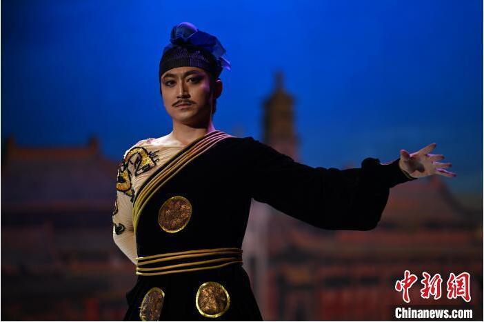 7月18日晚，中國(guó)經(jīng)典舞劇《絲路花雨》在甘肅蘭州黃河劇院進(jìn)行演出。中國(guó)經(jīng)典舞劇《絲路花雨》迎來(lái)45周年，7月17日-8月4日在蘭州開(kāi)啟為期多天的駐場(chǎng)演出。該舞劇取材于敦煌莫高窟壁畫，集中國(guó)霓裳羽衣舞、敦煌舞、印度舞、黑巾舞、波斯馬鈴舞等于一身，自1979年演出至今，該劇先后在40多個(gè)國(guó)家和地區(qū)演出近4000場(chǎng)，觀眾550多萬(wàn)人次。中新社記者 李亞龍 攝