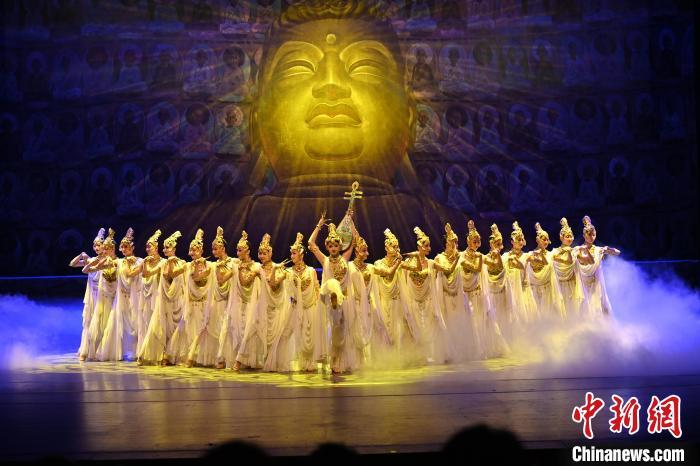 7月18日晚，中國經典舞劇《絲路花雨》在甘肅蘭州黃河劇院演出。李亞龍 攝