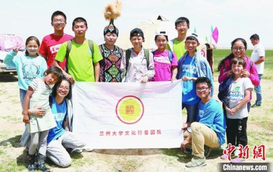 圖為蘭州大學(xué)文化行者團(tuán)隊(duì)走進(jìn)民族社區(qū)。(資料圖)蘭州大學(xué)供圖