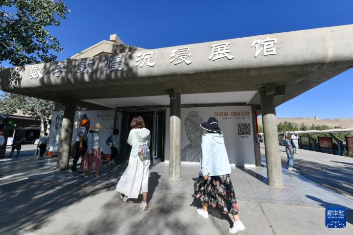 7月22日，游客排隊進(jìn)入“尋境敦煌——數(shù)字敦煌沉浸展”場館。新華社記者 郎兵兵 攝</p>
<p>