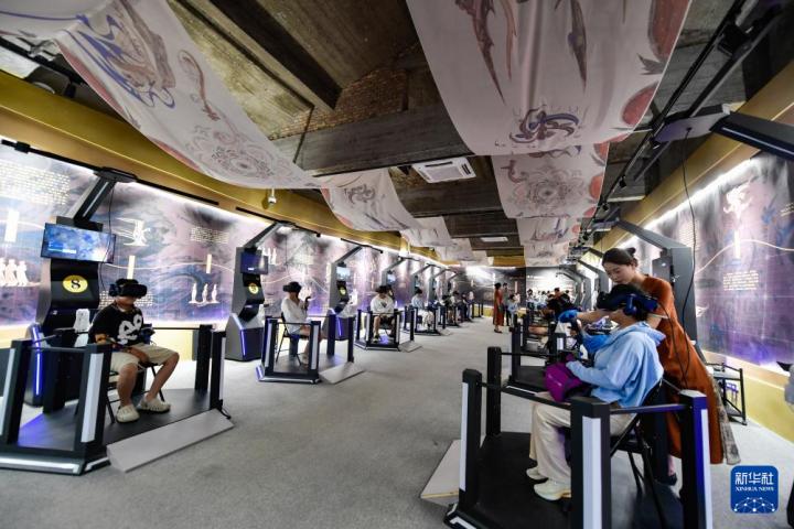 7月22日，游客線下體驗“尋境敦煌——數(shù)字敦煌沉浸展”。新華社記者 郎兵兵 攝</p>
<p>
