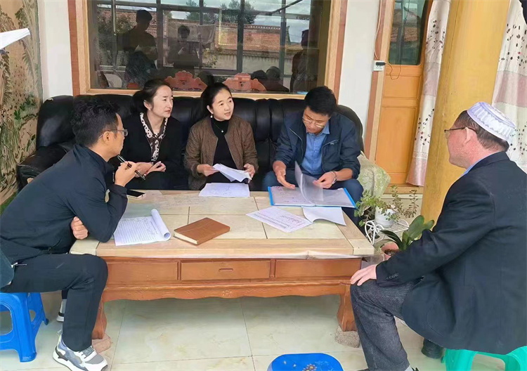 臨潭縣卓洛鄉(xiāng)紀(jì)委工作人員在下園子村農(nóng)戶家中了解在發(fā)放大病救助補(bǔ)助資金中是否存在落實(shí)不及時(shí)、不到位等作風(fēng)方面的問題。.jpg