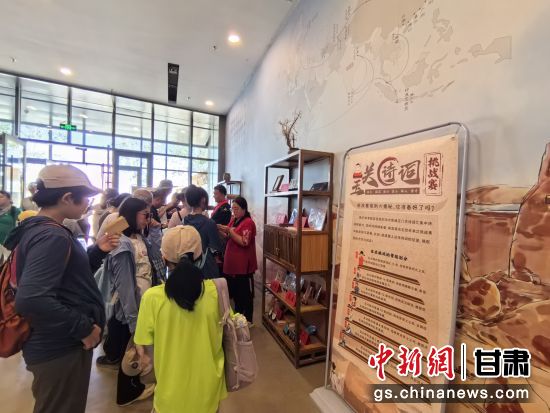近日，玉門關(guān)遺址景區(qū)開啟了一場精彩紛呈的玉關(guān)詩詞挑戰(zhàn)賽，吸引眾多游人參與其中。玉門關(guān)遺址景區(qū)供圖