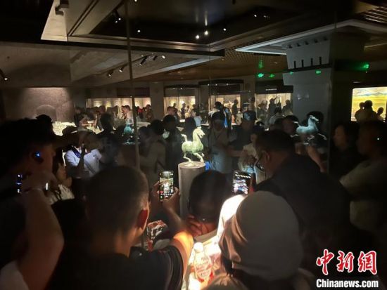 8月17日至23日，“濃濃民族情 兩岸一家親”臺灣同胞參訪團(tuán)甘肅行交流活動在甘肅展開。圖為臺胞參觀甘肅省博物館。中新社記者 閆姣 攝