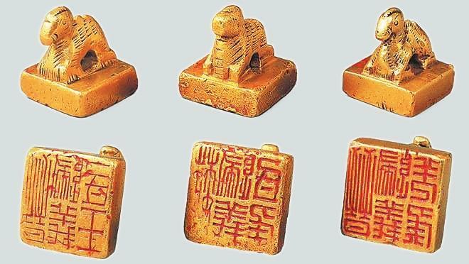 從左至右依次為“晉歸義羌侯”金印、“晉歸義氐王”金印、“魏歸義氐侯”金印