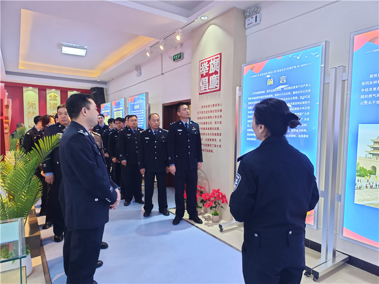 嘉峪關(guān)市公安局明珠路派出所參觀市公安局紀(jì)法廉政警示教育基地。.jpg