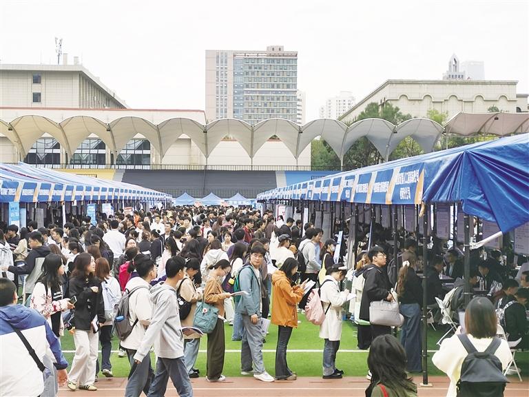 蘭州大學舉辦畢業(yè)生雙選會