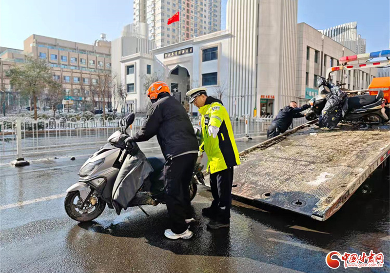 “交巡一體”聯(lián)動(dòng) 蘭州城關(guān)整治非機(jī)動(dòng)車停放亂象