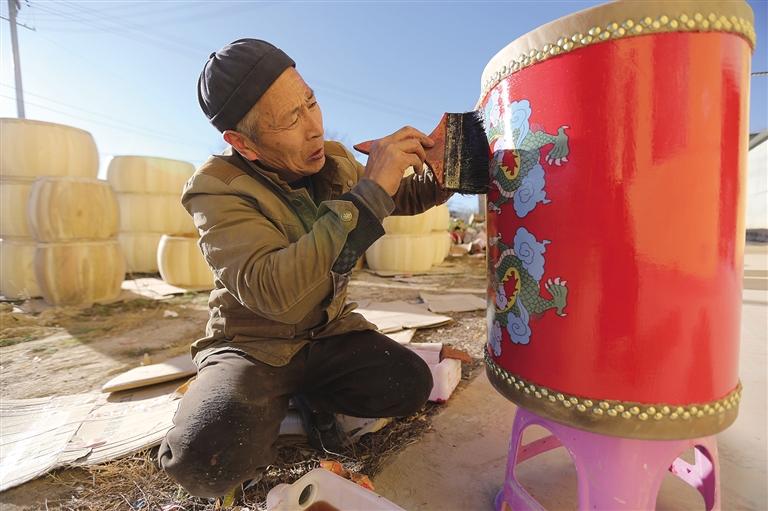 定西手工藝人制作牛皮鼓