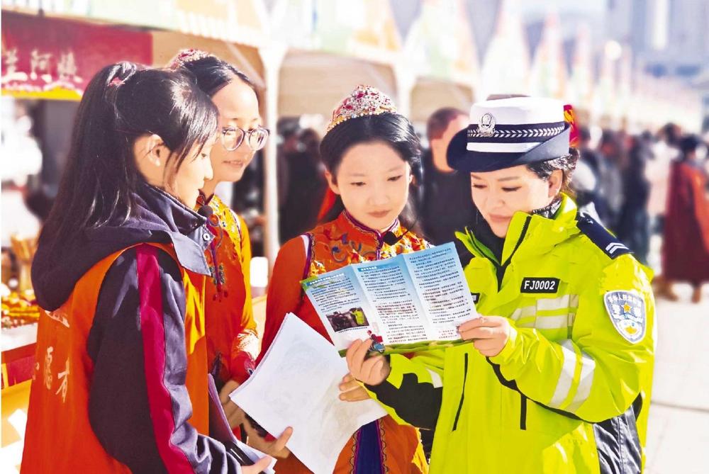 廣河交警向群眾講解交通安全知識(shí)