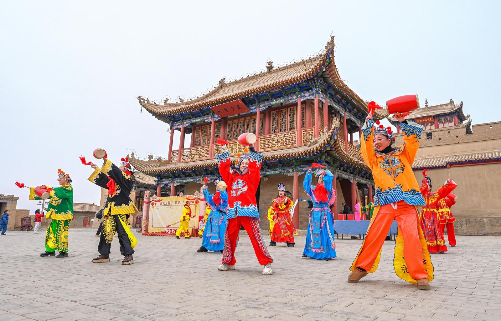 絲路雄關年味濃 駿馬迎春賀新歲